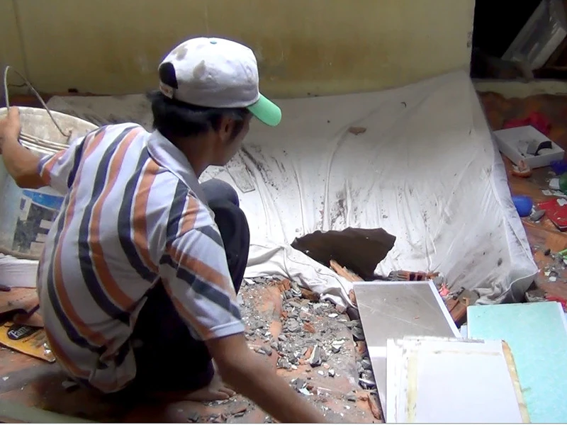 Hoảng hồn tháo chạy vì mảng bê tông từ 'trên trời rơi xuống' ảnh 4 Đến cuối giờ chiều ngày 16-8, công tác khắc phục thu dọn vẫn đang được phối hợp triển khai